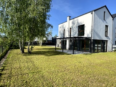 Dom z balkonem