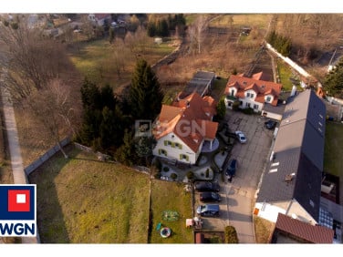 Dom z balkonem