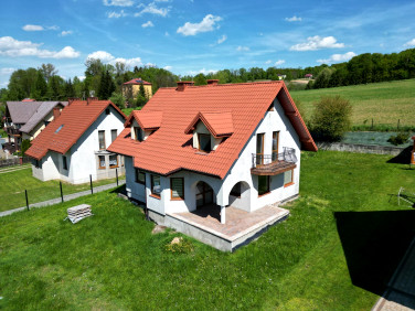 Dom z balkonem