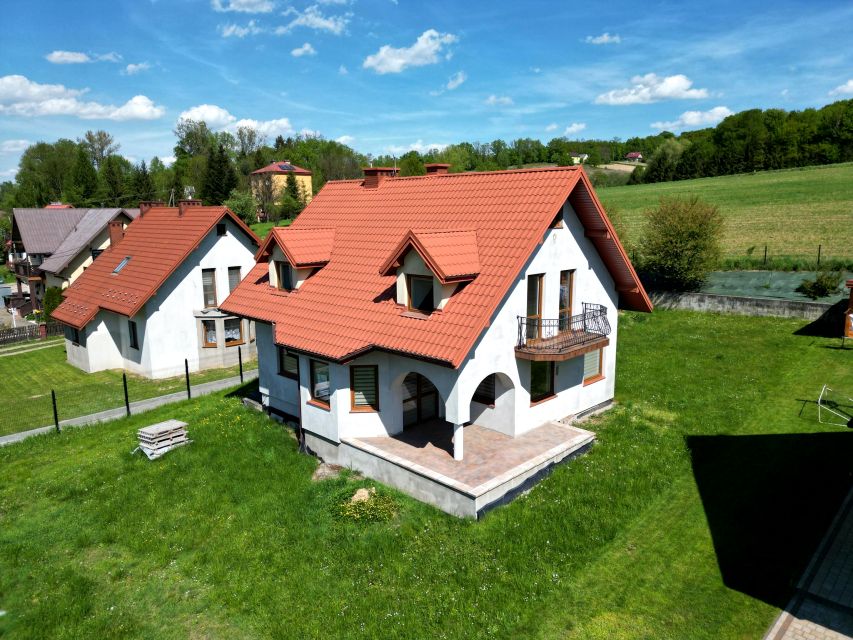 Dom z balkonem