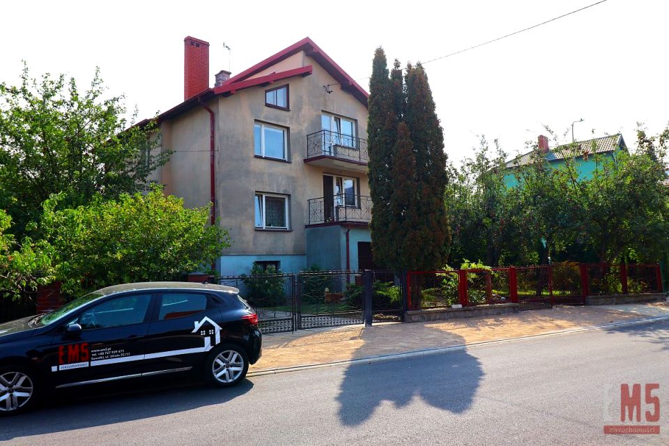 Dom z balkonem
