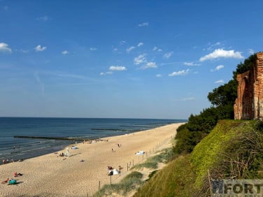 Dom z balkonem