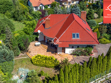 Dom z balkonem