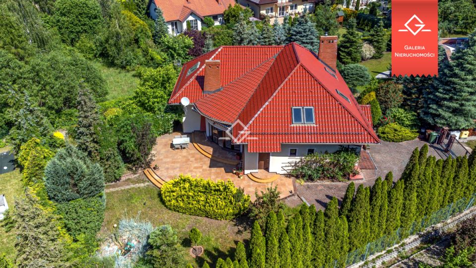 Dom z balkonem