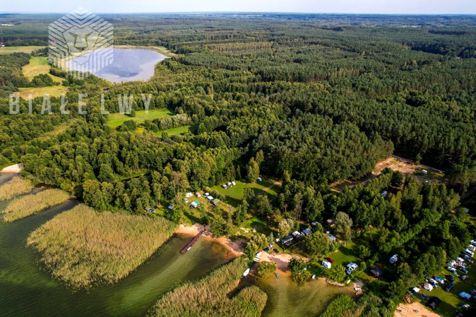 Działka nad jeziorem