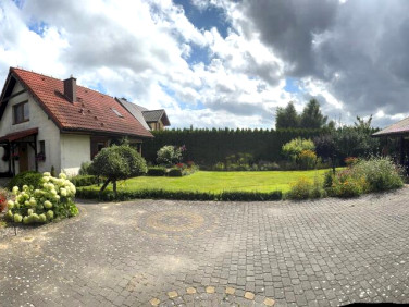 Dom z balkonem