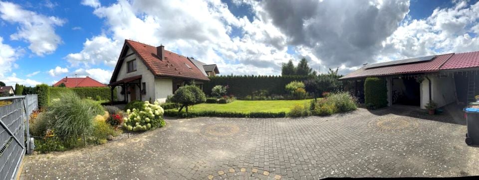 Dom z balkonem