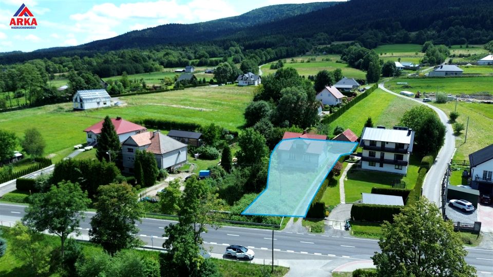 Dom z balkonem