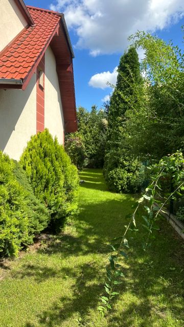 Dom z balkonem