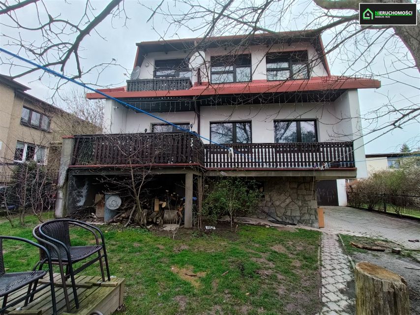 Dom z balkonem