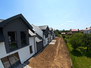 Dom z balkonem