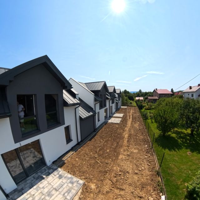 Dom z balkonem