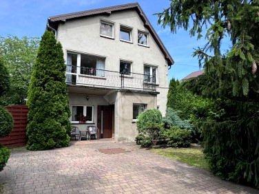 Dom z balkonem