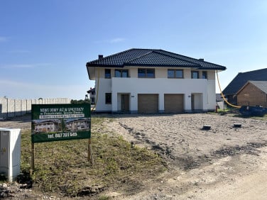Dom z balkonem