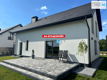 Dom z balkonem
