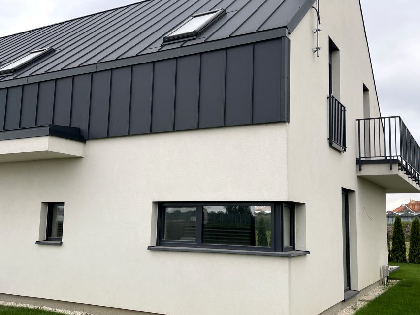 Dom z balkonem