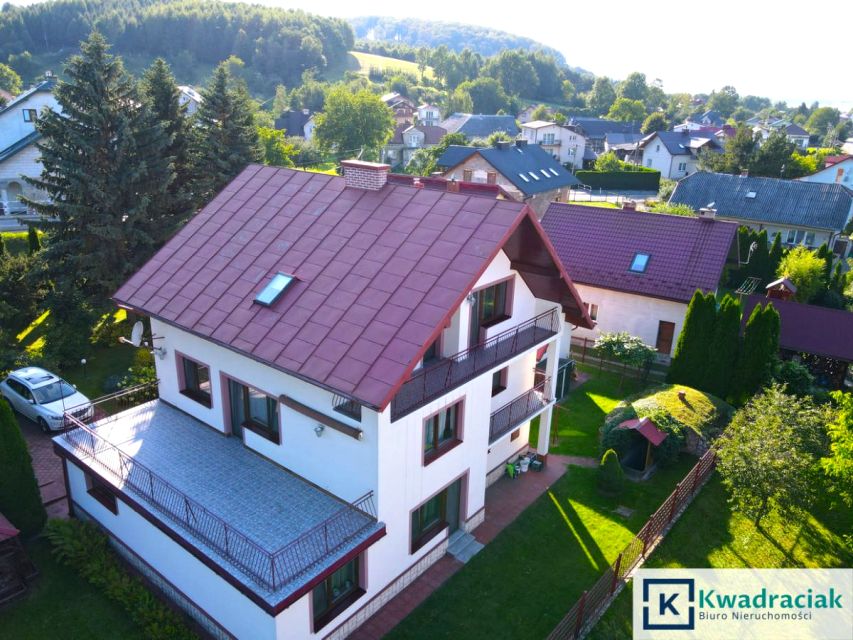 Dom z balkonem
