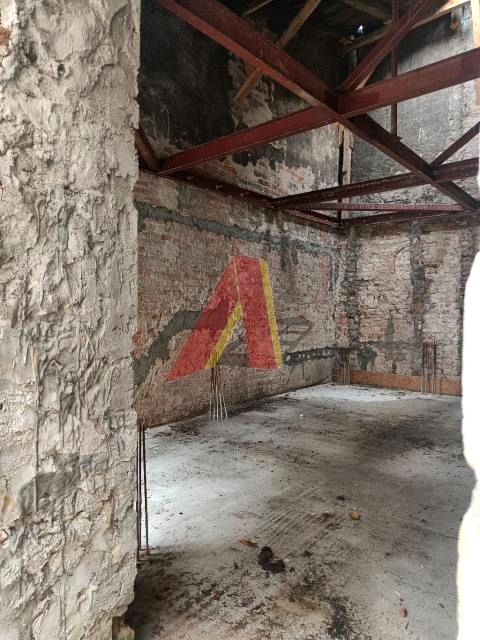 Dom z balkonem