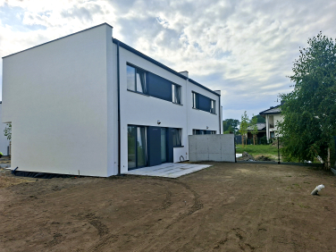 Dom z balkonem