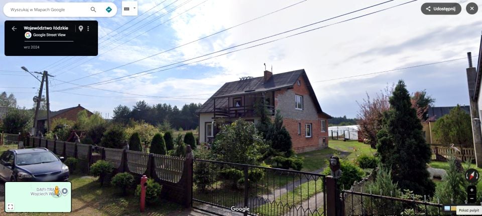 Dom z balkonem