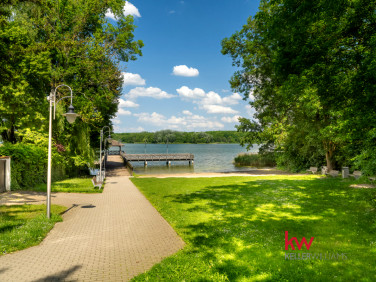 Dom z balkonem