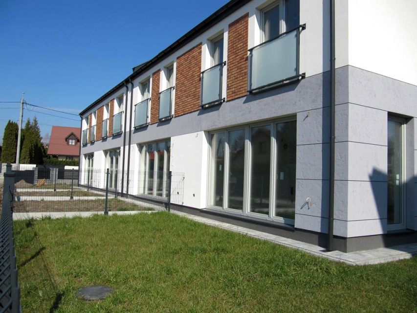 Dom z balkonem