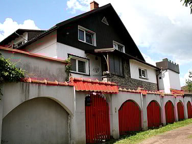 Dom z balkonem