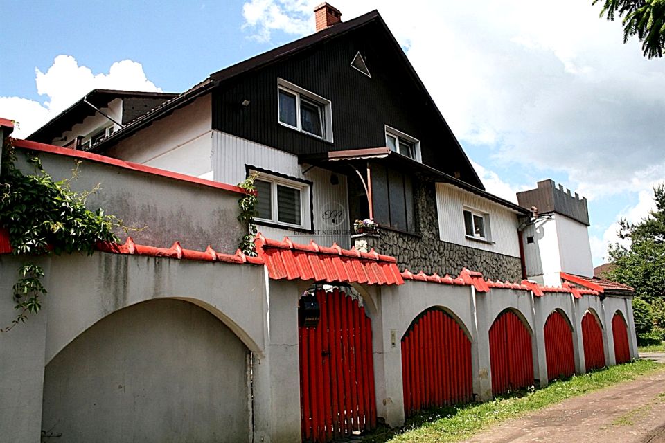 Dom z balkonem