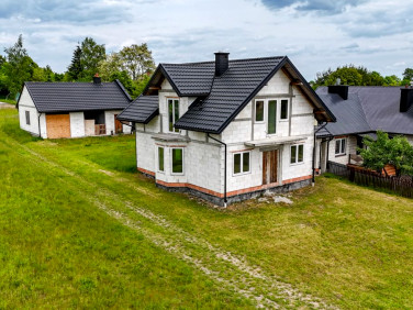 Dom z balkonem