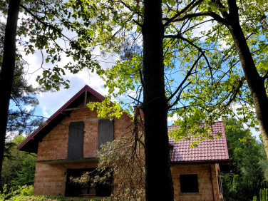 Dom z balkonem