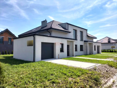 Dom z balkonem