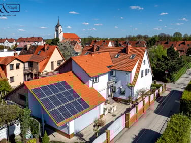 Dom z balkonem