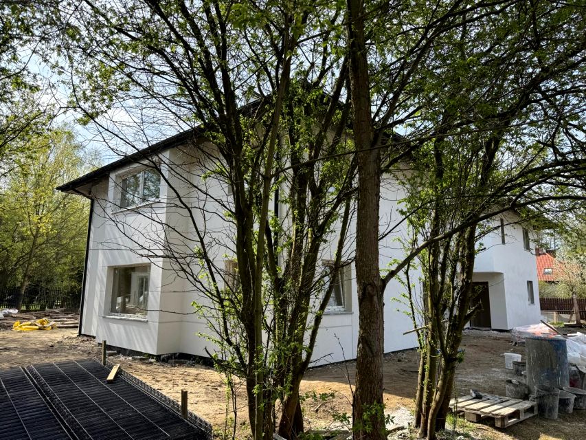 Dom z balkonem