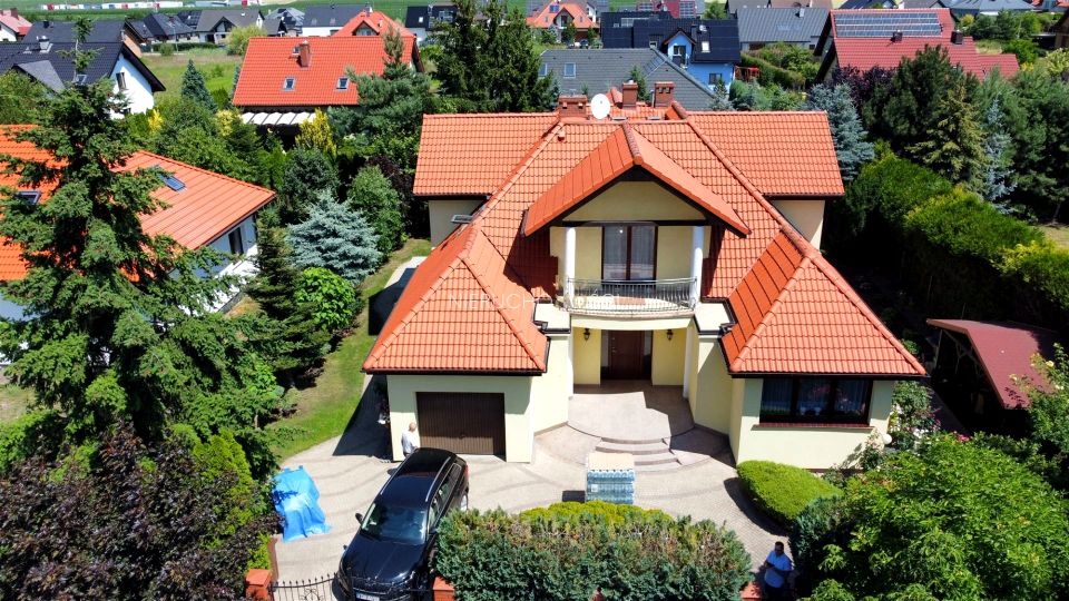 Dom z balkonem