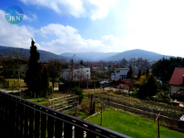 Dom z balkonem