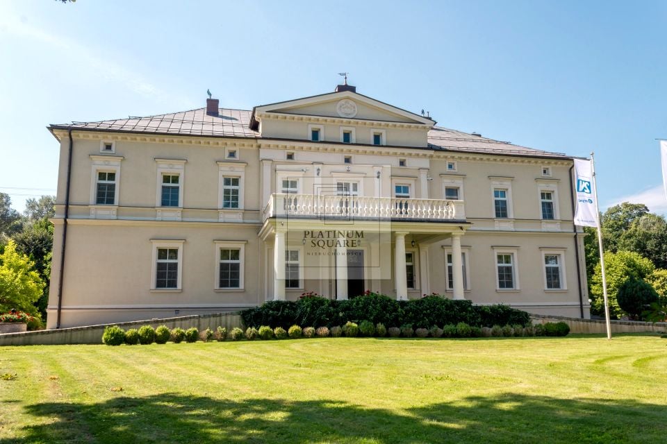 Dom z balkonem