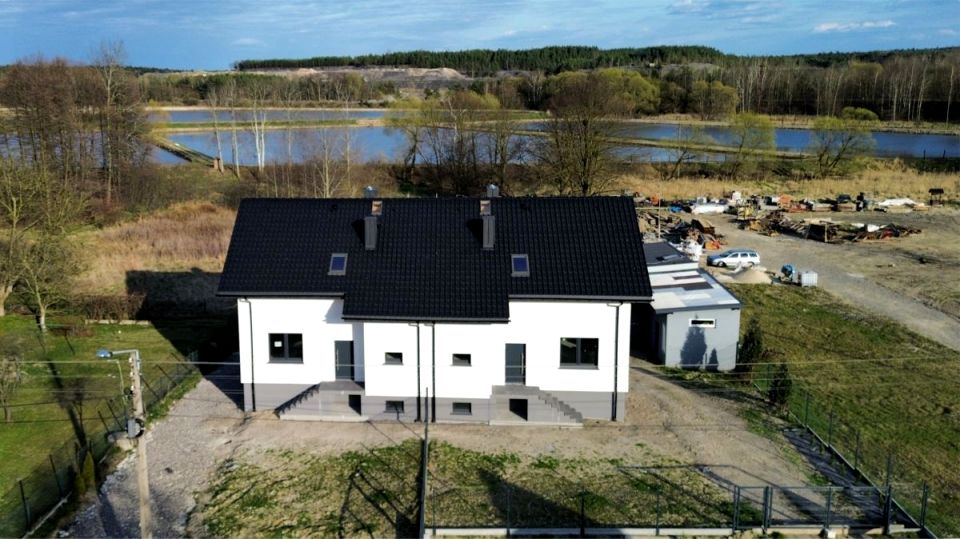 Dom z balkonem