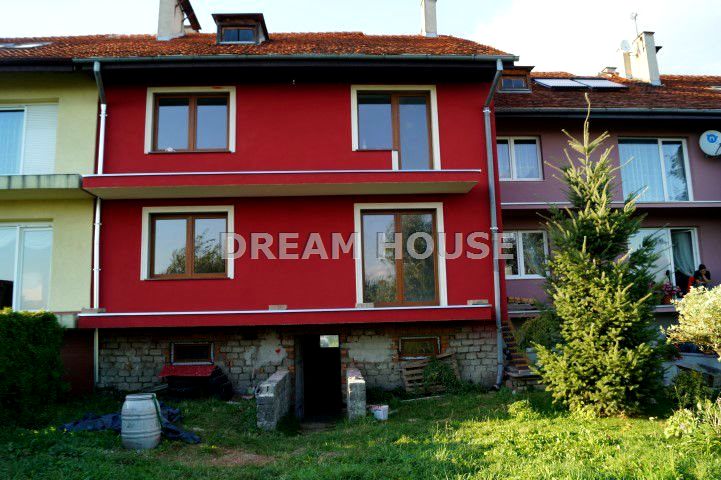 Dom z balkonem