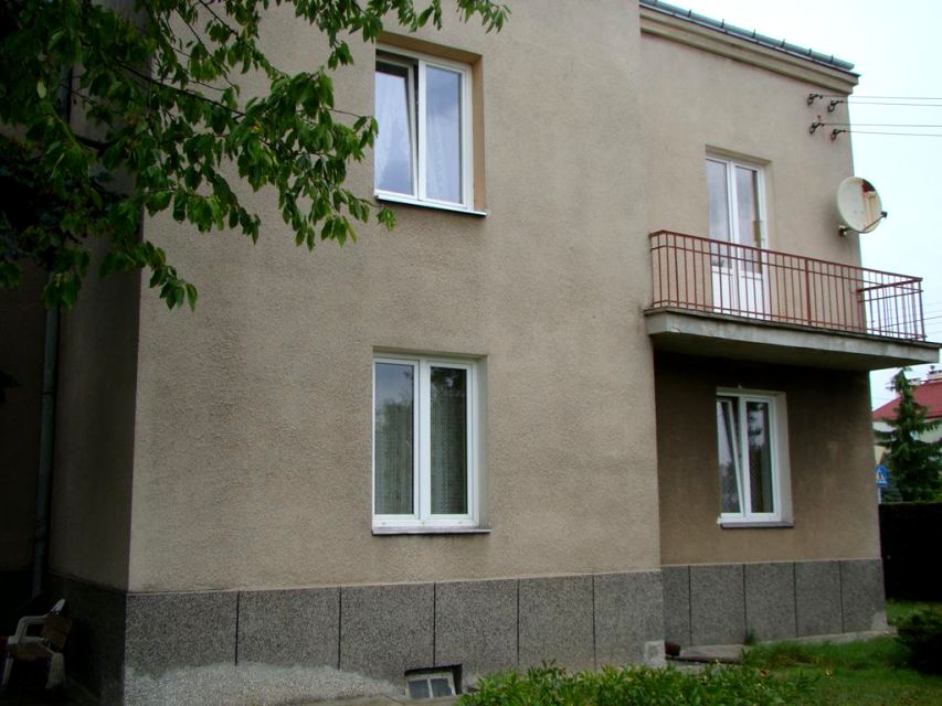 Dom z balkonem