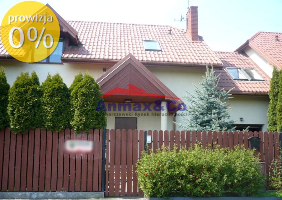 Dom z balkonem