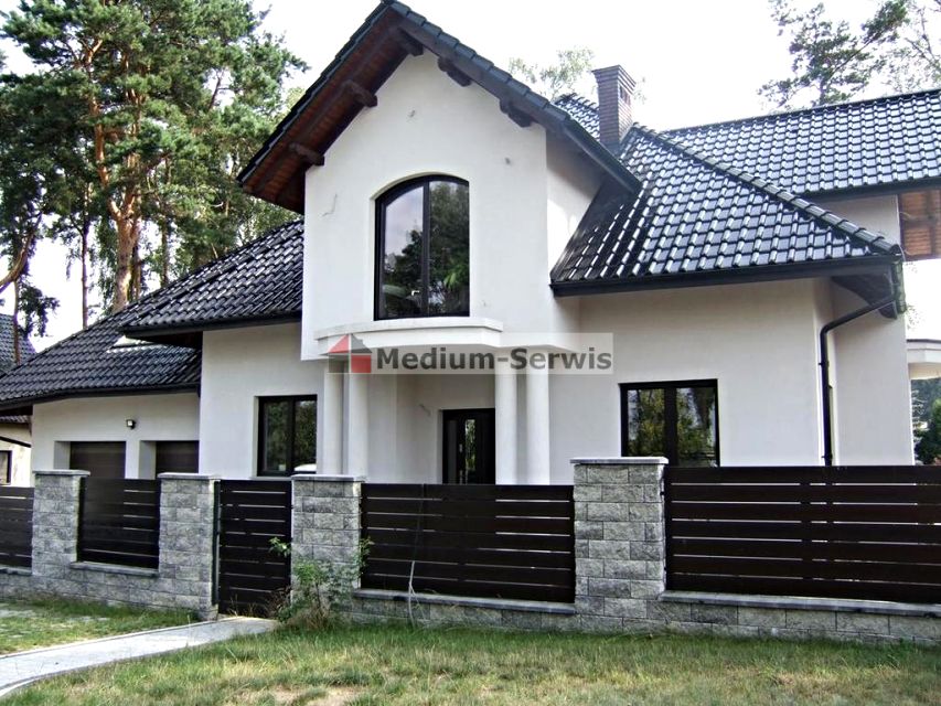 Dom z balkonem