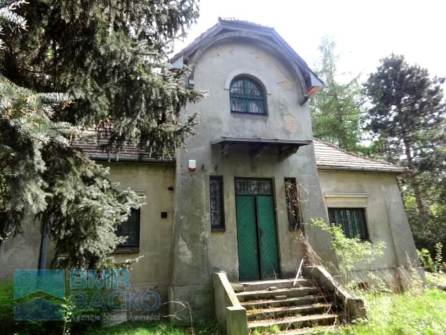 Dom z balkonem