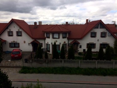 Dom z balkonem