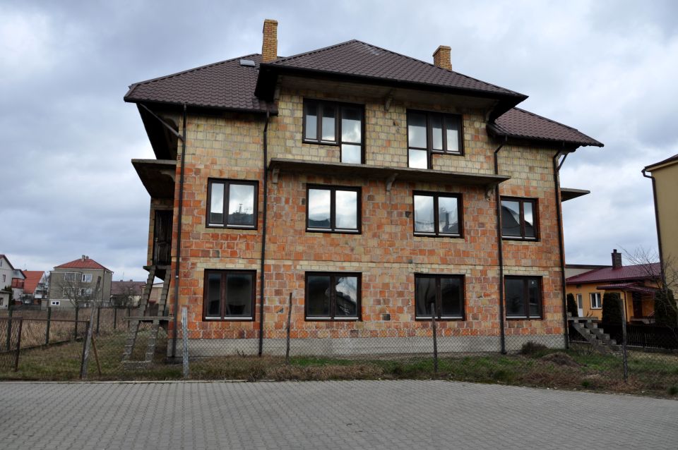 Dom z balkonem