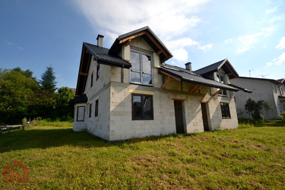 Dom z balkonem