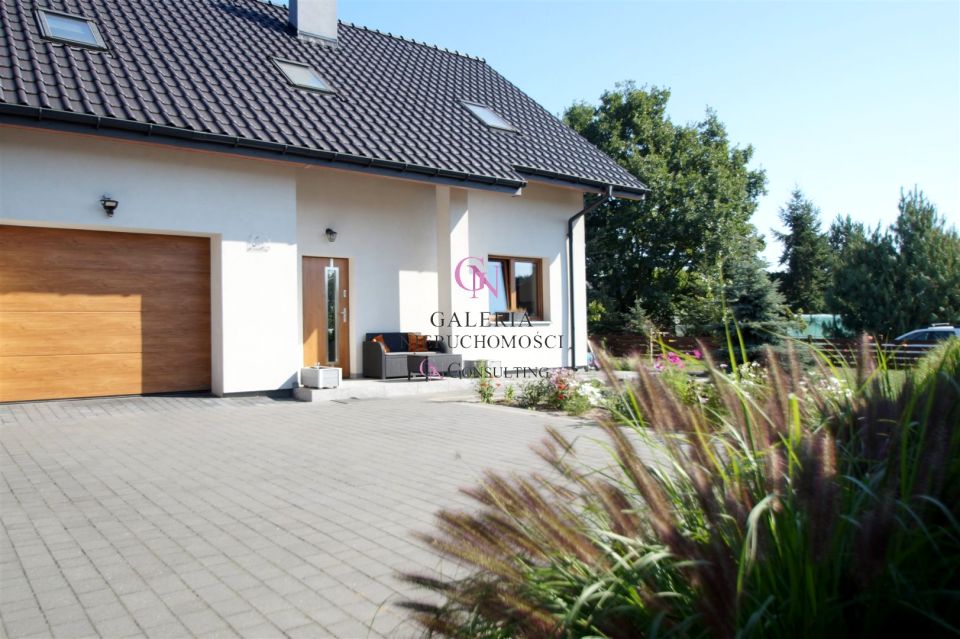 Dom z balkonem