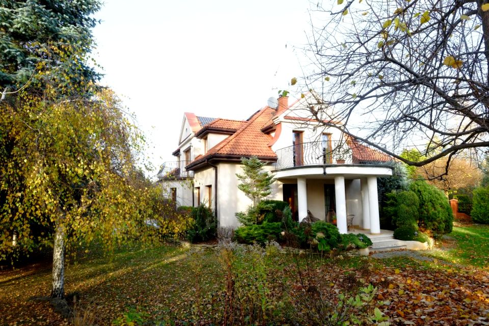 Dom z balkonem