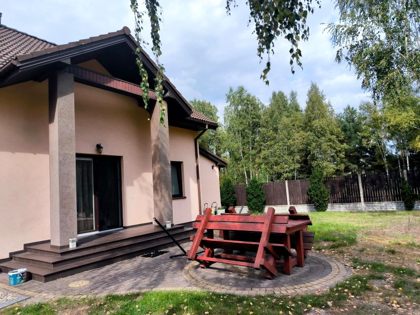 Dom z balkonem