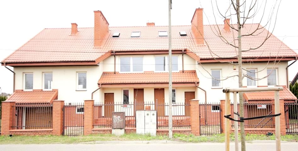 Dom z balkonem