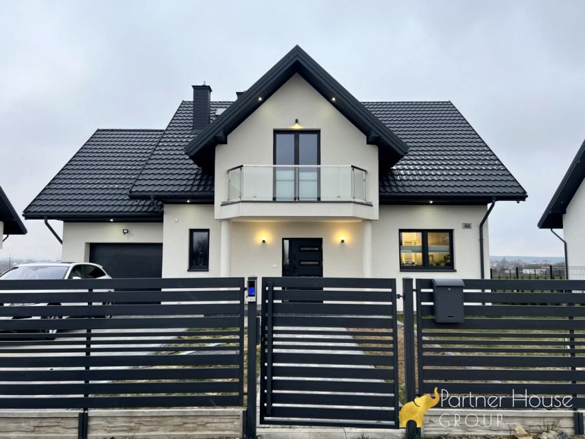 Dom Wolnostojący 214 M² Z Balkonem Na Sprzedaż Kielce